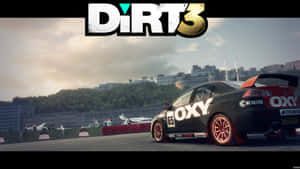 日落時分，拉力賽車在沿海賽道飄移，上方有DiRT 3標誌。 — 泥土 壁紙