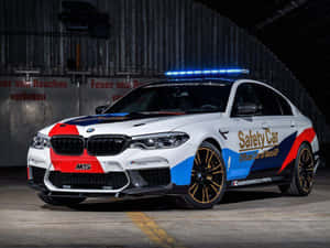 車庫中帶有藍、紅、黑塗裝的BMW M5 MotoGP安全車。 — 賽車 壁紙