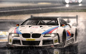 白色BMW賽車在暴雨中疾馳在濕滑的賽道上。 — 賽車 壁紙