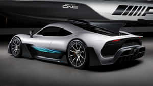 在攝影棚環境中，帶有藍色裝飾的銀色 Mercedes-AMG Project One 超跑。 — Mercedes Benz C300 壁紙