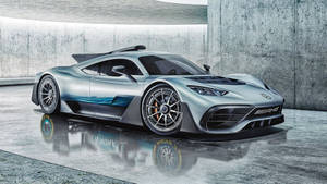 帶有藍色點綴的銀色 Mercedes-AMG One 超跑停在帶有倒影的混凝土車庫中。 — Mercedes Benz C300 壁紙