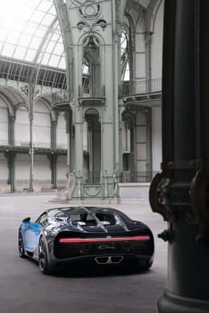 帶有藍色點綴的黑色Bugatti Chiron，位於裝飾華麗的玻璃和鐵製大廳內。 — Huawei MatePad Pro Max 壁紙