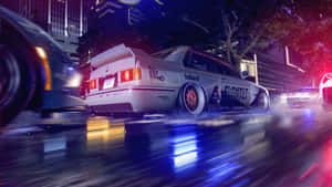 白色甩尾車在夜間穿過霓虹燈照亮的潮濕城市街道。 — 極速快感熱焰 壁紙
