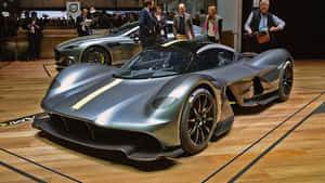帶有黃色條紋的銀色Aston Martin超跑在車展上展出。 — 奧斯頓馬丁 壁紙