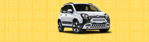 白色快意 Panda 汽車在帶有重複 FIAT 文字的黃色背景上。 — 可愛熊貓 壁紙