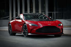 黃昏時停泊在城市街道上的紅色Aston Martin跑車。 — MacBook Air M4 壁紙