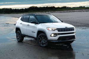 白色Jeep Compass SUV在日落時停泊在濕沙灘上 — 海灘 壁紙