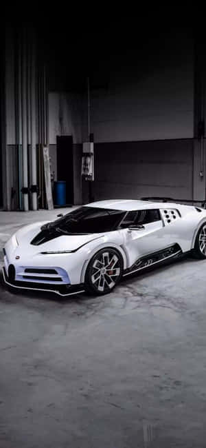 白色Bugatti超跑在黑暗的工業車庫中，混凝土地板。 — Pixel 11 Pro XL 壁紙