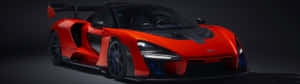 紅色McLaren Senna超級跑車，帶有黑色飾件和藍色煞車卡鉗，在攝影棚燈光下。