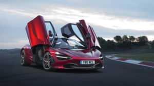紅色McLaren跑車在賽道上打開鷗翼車門，時值黃昏。 — 酷炫F1 壁紙