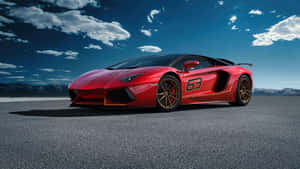 紅色藍寶堅尼 Aventador SVJ，金色輪圈和賽車號碼「63」，在沙漠路上，日落時分。 — 4K 藍寶堅尼 壁紙