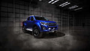 藍色Isuzu D-Max皮卡車在黑暗的工業倉庫中，帶有聚光燈效果。 — 卡車 壁紙