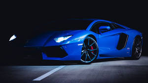 藍色藍寶堅尼Aventador夜間停在帶有白色線條的柏油路上。 — 霓虹車 壁紙