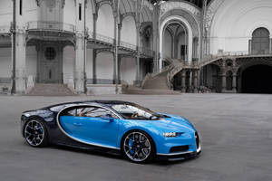 宏偉工業大廳中的藍黑 Bugatti Chiron。 — 布加迪 GIF 壁紙