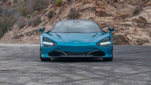 青綠色McLaren 720S跑車在山路上。 — 麥拉倫 壁紙
