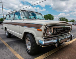 經典奶油色和木紋的Jeep Wagoneer停在停車場。 — 吉普 壁紙