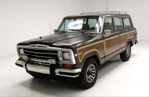攝影棚內帶有鍍鉻細節的棕色木紋經典Jeep Wagoneer。 — Surface Laptop 壁紙
