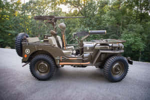 橄欖綠軍用吉普車，裝有武器，停在森林碎石地上。 — MacBook Air M4 壁紙