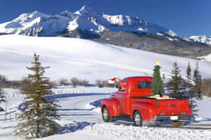 紅色復古卡車在雪山上載著聖誕樹。 — 老福特卡車 壁紙