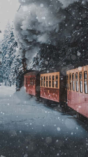 復古紅色蒸汽火車在白雪森林中行駛，雪花飄落，煙霧繚繞。 — 冬季風景 壁紙