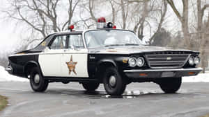 復古黑白警長車停在雪路上，周圍有光禿樹木。 — 1920x1080 壁紙