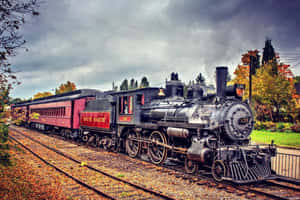 復古蒸汽火車連紅色車廂，在秋季鐵軌上，天空多雲。 — 火車 壁紙