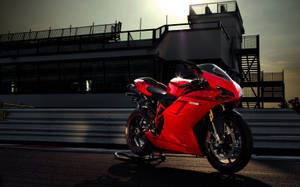 紅色Ducati 1198摩托車在日落時停放在賽道上 — 改裝摩托車 壁紙