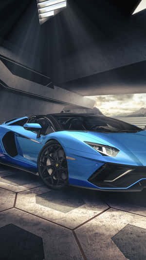 藍色藍寶堅尼 Aventador SVJ 在現代混凝土車庫中，燈光效果強烈。 — 跑車 壁紙