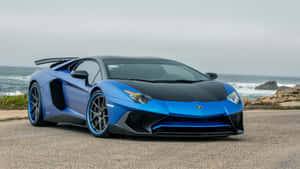 藍色藍寶堅尼Aventador停泊在海洋海岸邊。 — Pro Display XDR 壁紙