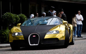 金色和黑色Bugatti Veyron停在街上，人群圍觀。 — 布加迪 GIF 壁紙