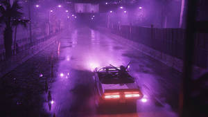 紫色霓虹燈反射在潮濕的路面上，一輛跑車在夜晚行駛在雨中的城市街道上。 — 霓虹車 壁紙