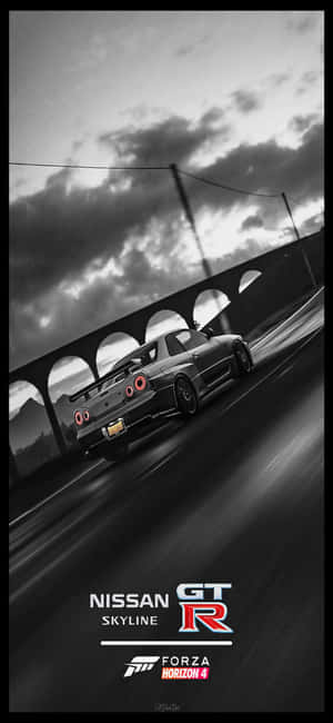 日產GT-R在黃昏時分在石橋下飛馳。 — Galaxy S26 壁紙