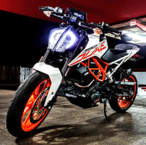 一輛帶有橙色車輪和白色車身的KTM 390 Duke摩托車停在車庫中。 — iPad Pro M4 壁紙