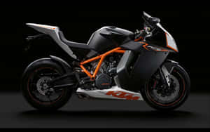 時尚的KTM RC8運動機車，帶有橙色和黑色點綴，在攝影棚燈光下。 — 改裝摩托車 壁紙