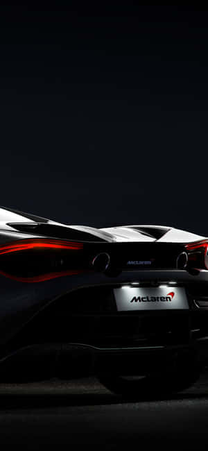 時尚的McLaren跑車在黑暗中發出紅色尾燈的光芒。 — Galaxy S25 Edge 壁紙