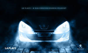 Peugeot 408汽車在夜間有霧的鵝卵石街道上閃耀車頭燈。 — 標緻 壁紙