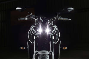 在黑暗環境中，Yamaha摩托車明亮頭燈的特寫。 — 機車 壁紙