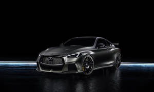 在黑暗工作室中，被霓虹藍光照亮的啞光灰色跑車。 — Infiniti 壁紙