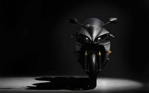 時尚黑色運動摩托車在黑暗攝影棚中被聚光燈照亮。 — 巴布風機車 壁紙