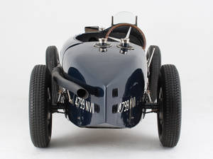 白色背景上的復古藍色賽車，帶有裸露的引擎和鍍鉻裝飾。 — Bugatti iPhone 壁紙