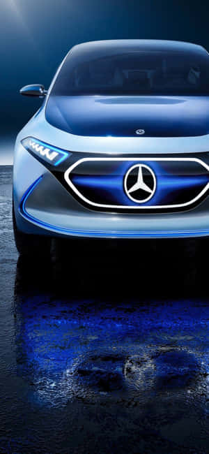 未來感藍色 Mercedes 電動車在潮濕路面上夜間發光。 — Pixel 7 壁紙