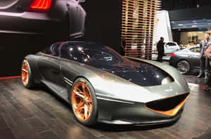 未來感銀色概念車配備銅色輪圈，在車展上展出。 — 創世紀 壁紙