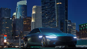 未來感青綠色汽車在夜間停放在亮燈的摩天大樓前。 — 1920x1080 壁紙