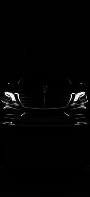 在完全黑暗中發光的豪華車車頭燈和格柵。 — Xiaomi 14 壁紙
