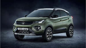 在攝影棚內，橄欖綠色 Tata Nexon SUV 搭配戲劇性燈光。 — 1920x1080 壁紙