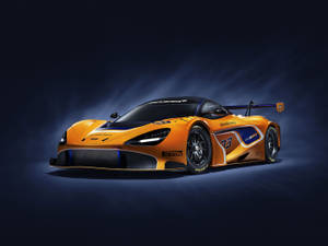 橙色McLaren賽車，帶有藍色細節和號碼03，在攝影棚燈光下。 — 賽車 壁紙