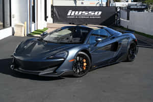 消光灰色McLaren 570S跑車停在超跑經銷商處。 — Surface Laptop 壁紙