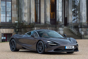 消光灰色McLaren 720S停泊在一座宏偉石砌大宅前。 — 超跑 壁紙