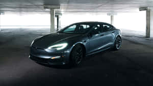 一輛灰色Tesla Model S停在光線昏暗的地下停車場。 — 好看汽車 壁紙