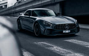消光灰色梅賽德斯-AMG GT R跑車在城市道路上。 — 賓士 AMG 壁紙